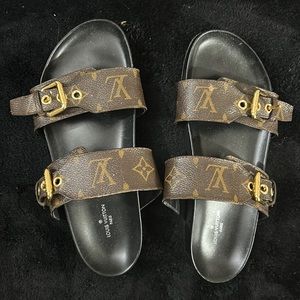 Women’s Louis Vuitton sandal slides (luxury)